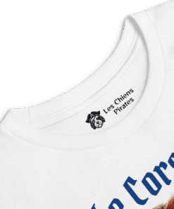 Zoom sur l'encolure du T-shirt manches longues enfant Le Corsaire Zombie – Baron Mâche-Os avec le logo Les Chiens Pirates.