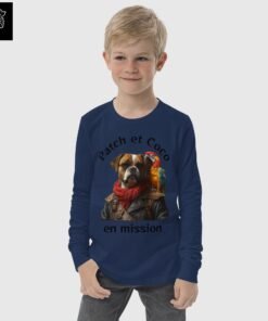 Enfant portant le T-shirt manches longues Patch et Coco en mission – Les Chiens Pirates."