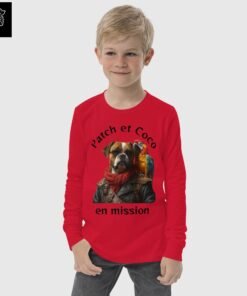 Enfant portant le T-shirt manches longues Patch et Coco en mission – Les Chiens Pirates.