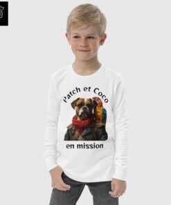 Enfant portant le T-shirt manches longues Patch et Coco en mission – Les Chiens Pirates.