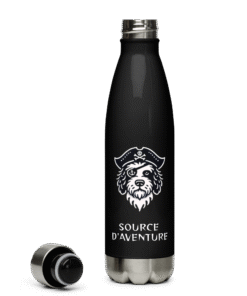 Gourde isotherme enfant noire Les Chiens Pirates avec logo Source d’Aventure et bouchon ouvert