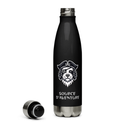Gourde isotherme enfant noire Les Chiens Pirates avec logo Source d’Aventure et bouchon ouvert