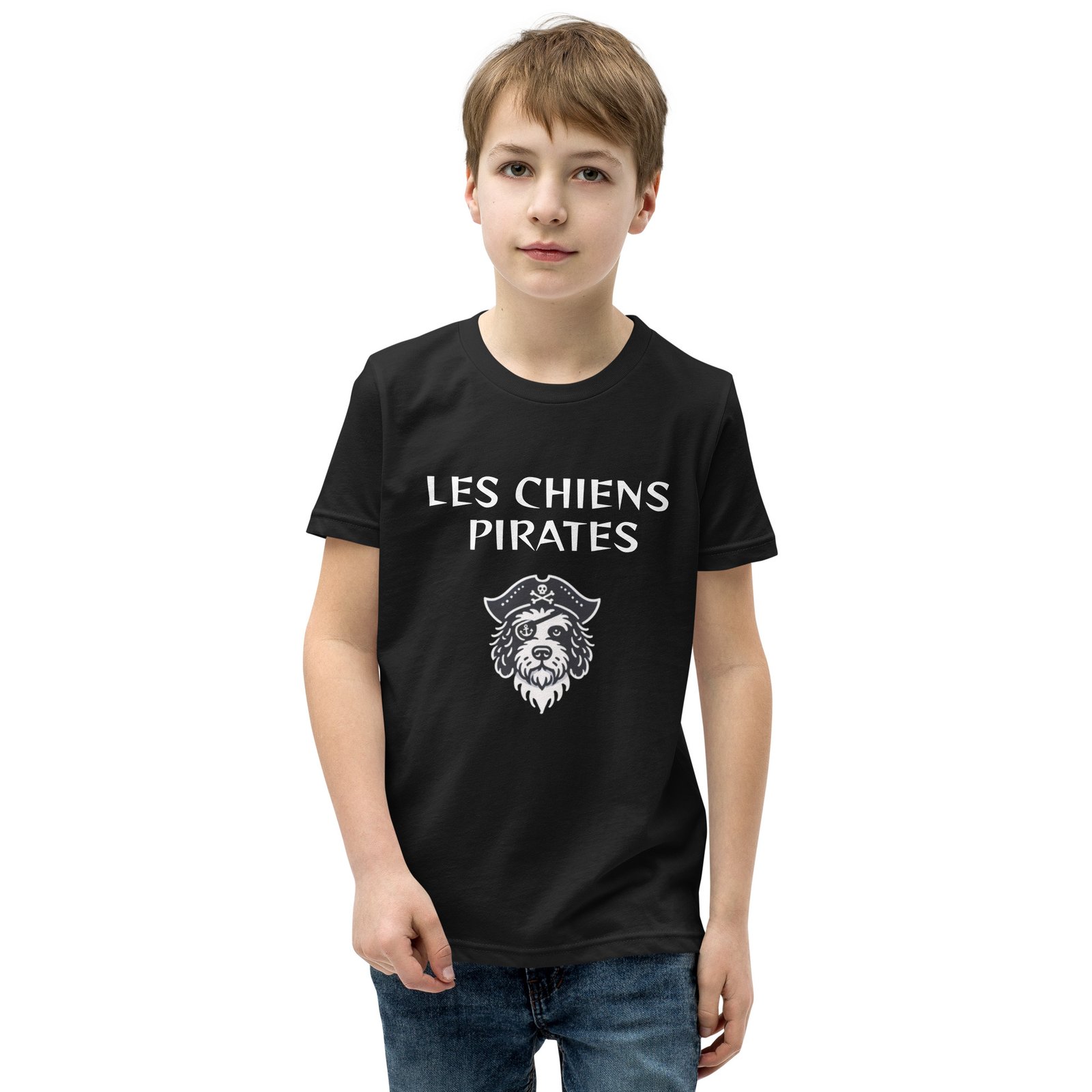 T-shirt enfant Les Chiens Pirates avec logo porté par un garçon